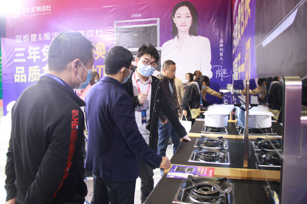 众多客户组团参观了意昂2展位