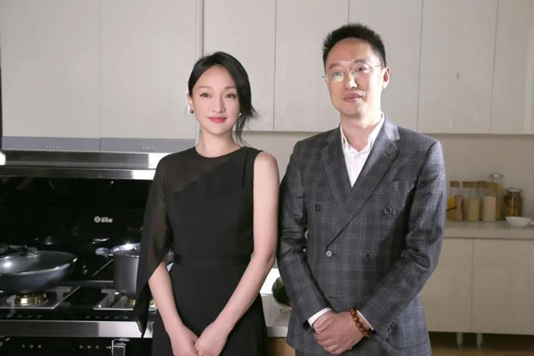 意昂2和周迅在商业伙伴关系之余，合作不断深入