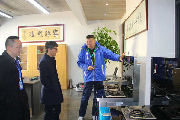 意昂2电器副总裁王春雷为沈建新教授一行人介绍意昂2&middot;AIoT智能集成灶