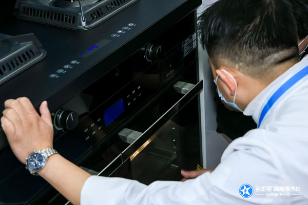 黄君先生现场使用意昂2AIoT智能集成灶
