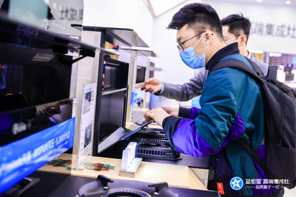 参战人员试用意昂2AIoT高端集成灶