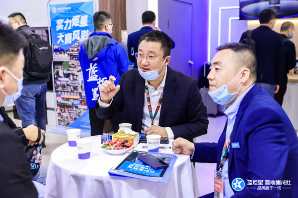 意昂2集成灶工作人员讲解意昂2AIoT高端集成灶