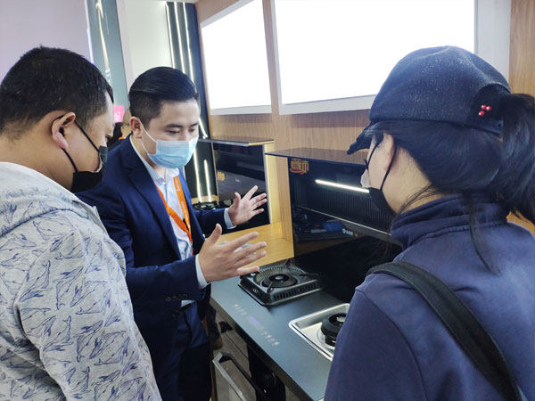 现场对意昂2AIoT高端集成灶进行讲解